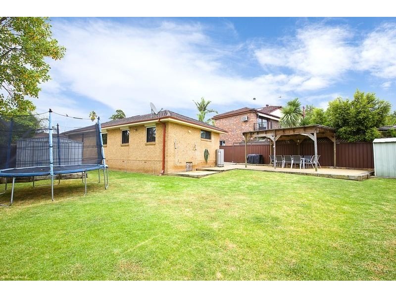 5 Jowett Place, Ingleburn NSW 2565