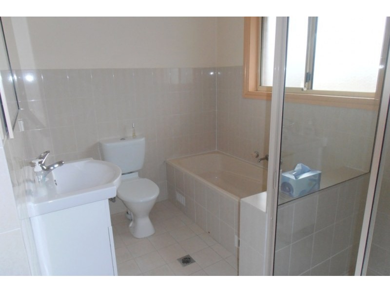 2/17 Third Avenue, Macquarie Fields NSW 2564