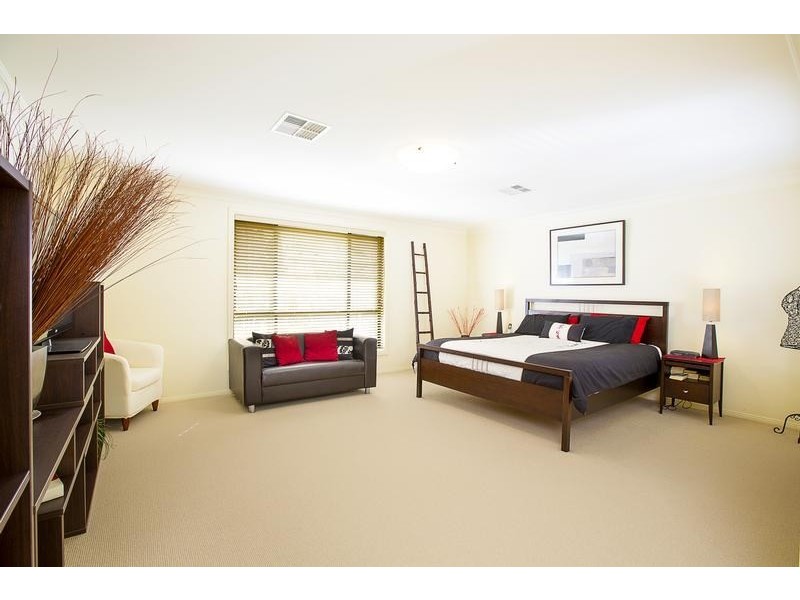 11 Homestead Circuit, Macquarie Links NSW 2565