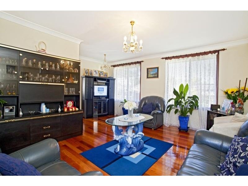 6 Hyacinth Avenue, Macquarie Fields NSW 2564