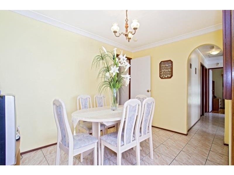 6 Hyacinth Avenue, Macquarie Fields NSW 2564