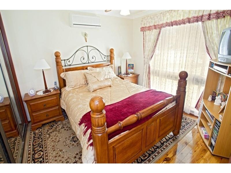 6 Hyacinth Avenue, Macquarie Fields NSW 2564