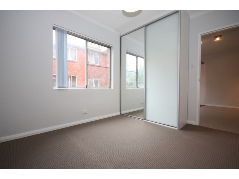 4/18 Bank Street, Meadowbank NSW 2114