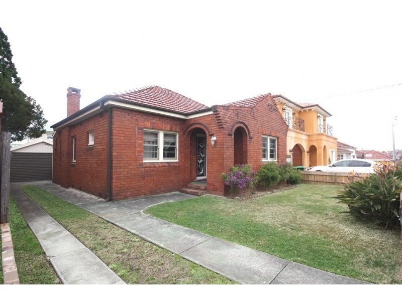 8 Hood Avenue, Rodd Point NSW 2046
