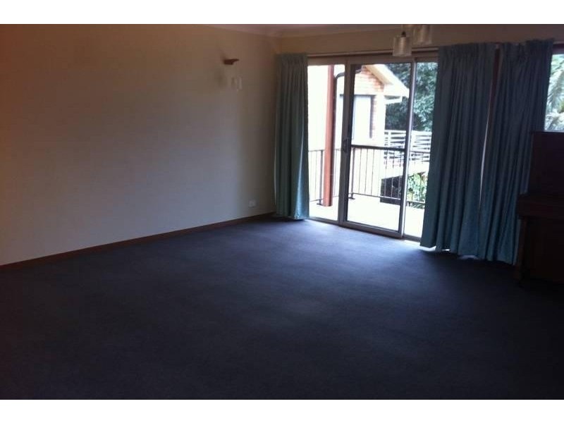 8 Henricks Parade, Mount Warrigal NSW 2528