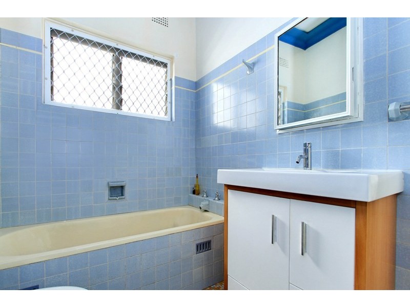 30 Woodlawn Avenue, Mangerton NSW 2500