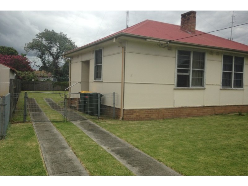 5 Blackman Parade, Unanderra NSW 2526