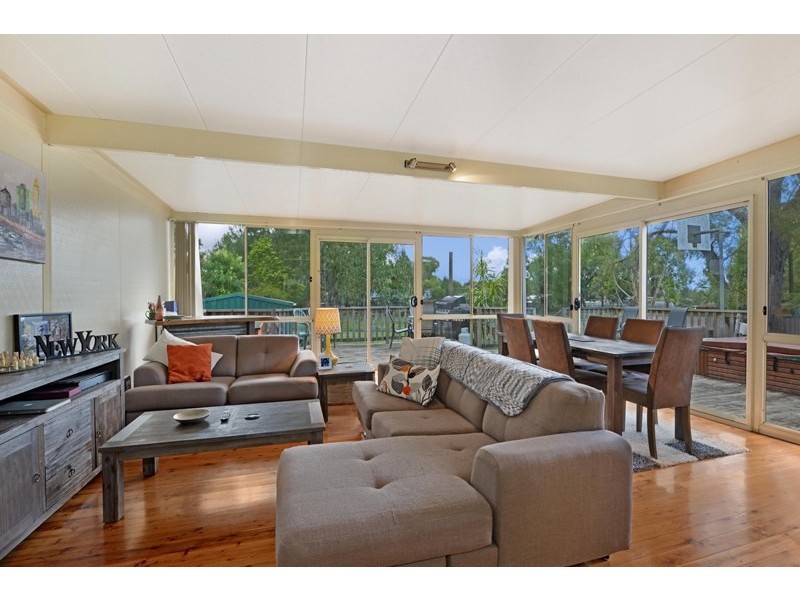 17 Fraser Crescent, Albion Park NSW 2527