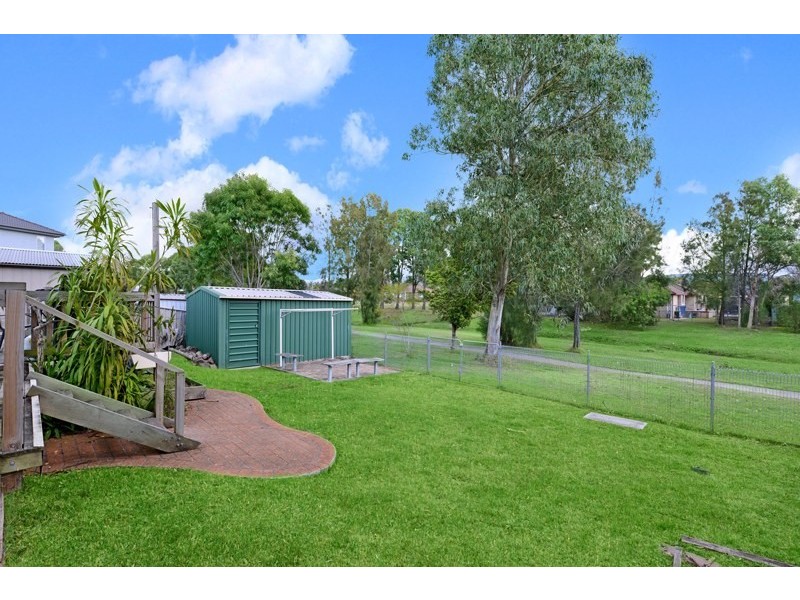 17 Fraser Crescent, Albion Park NSW 2527