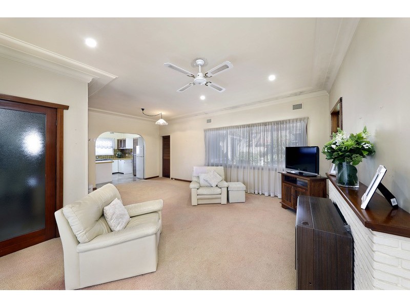 16 Drake Ave, Caringbah NSW 2229