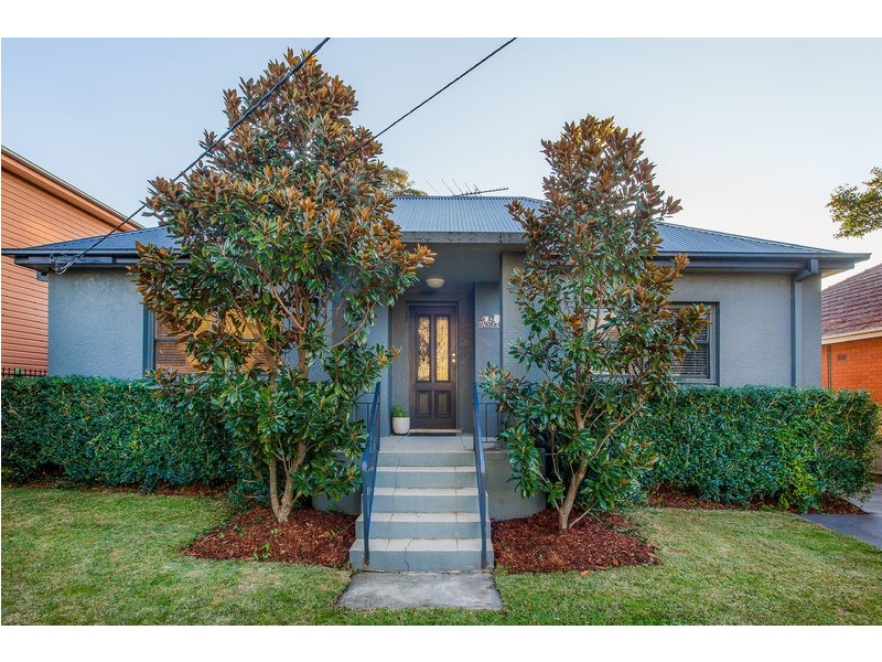 215 Oak Road, Kirrawee NSW 2232