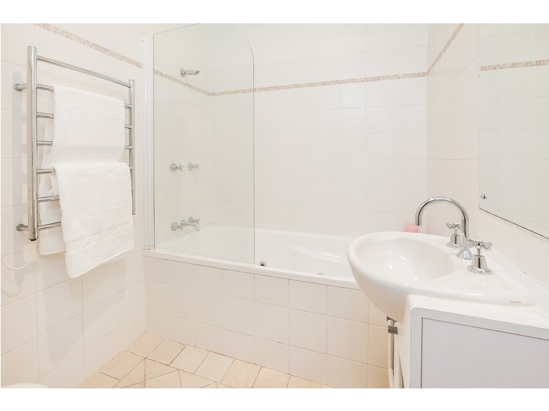 215 Oak Road, Kirrawee NSW 2232