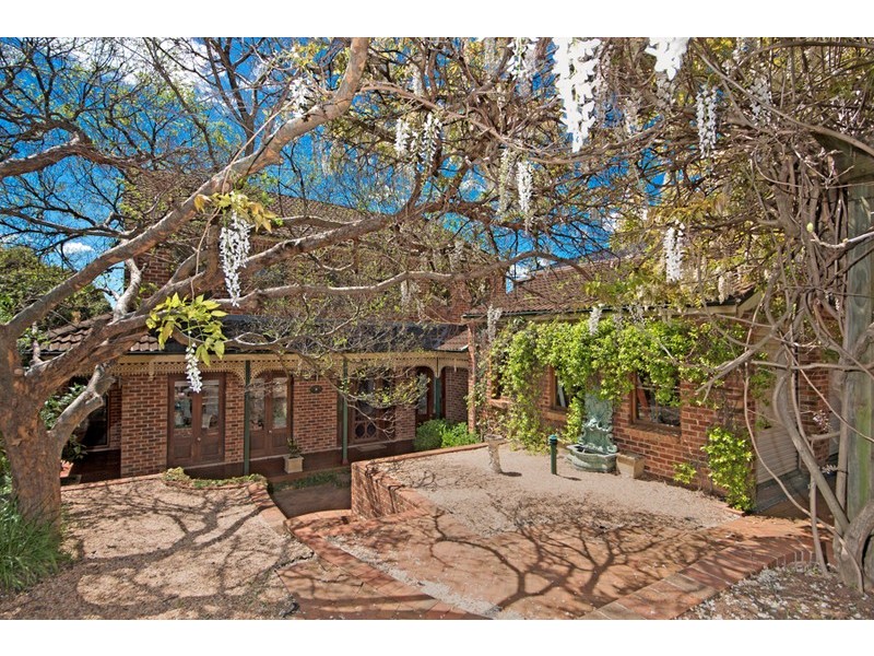 42 Blaxland Drive, Illawong NSW 2234