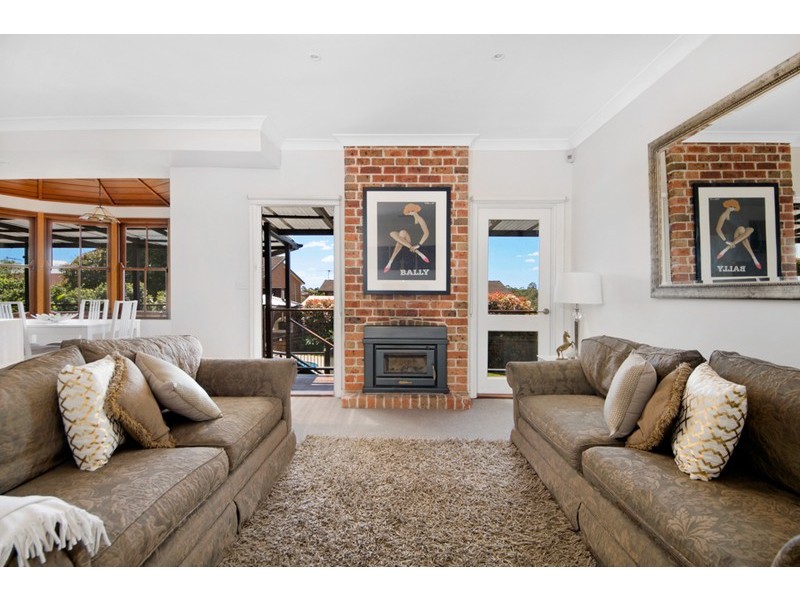 42 Blaxland Drive, Illawong NSW 2234