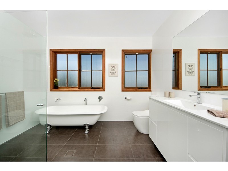 42 Blaxland Drive, Illawong NSW 2234