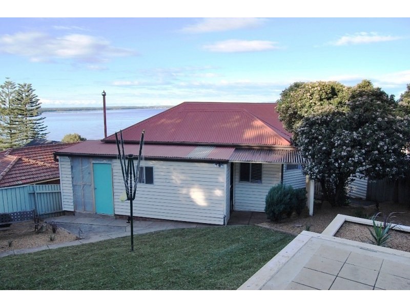 386 Northcliffe Drive, Lake Heights NSW 2502