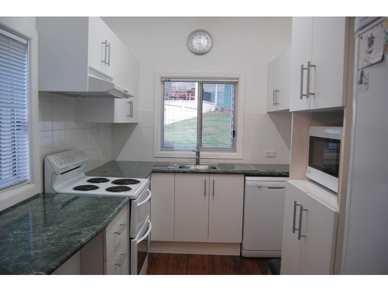 386 Northcliffe Drive, Lake Heights NSW 2502