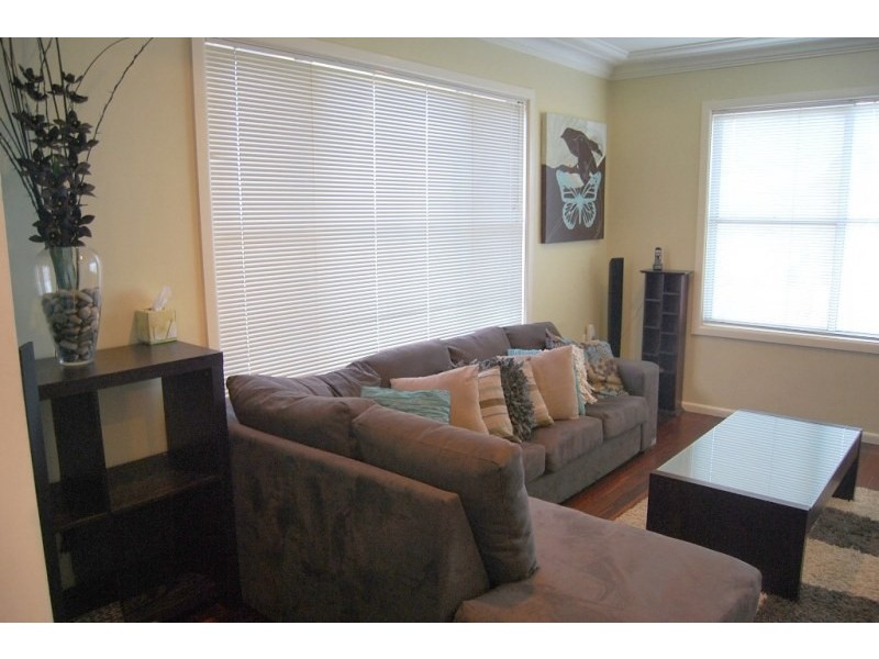 386 Northcliffe Drive, Lake Heights NSW 2502