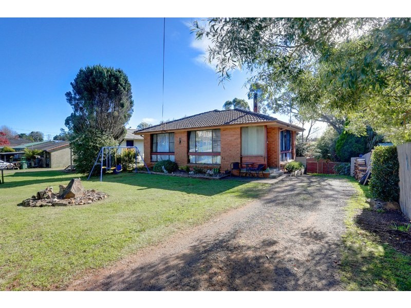 6 Armstrong Crescent, Robertson NSW 2577