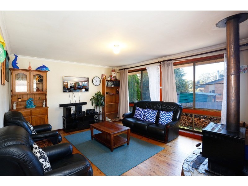 6 Armstrong Crescent, Robertson NSW 2577