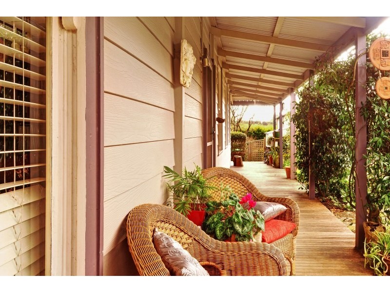 8 Swan Street, Robertson NSW 2577