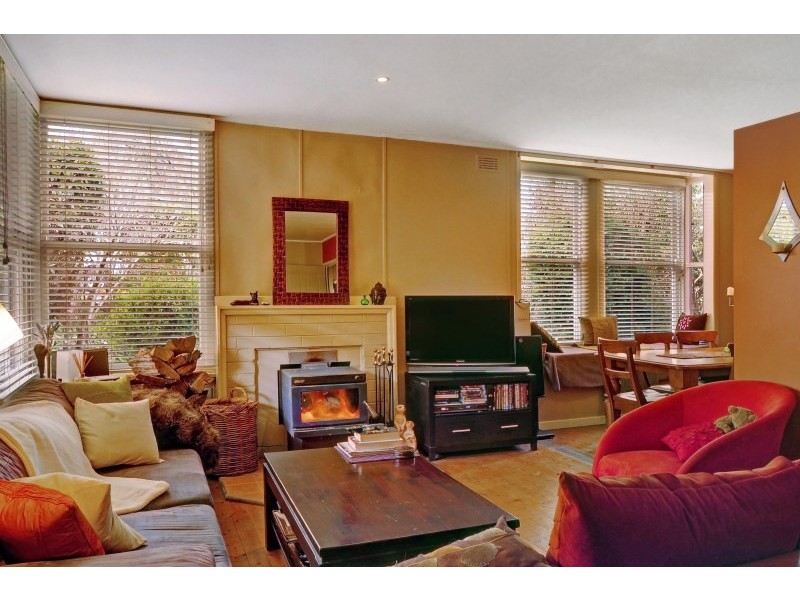 8 Swan Street, Robertson NSW 2577