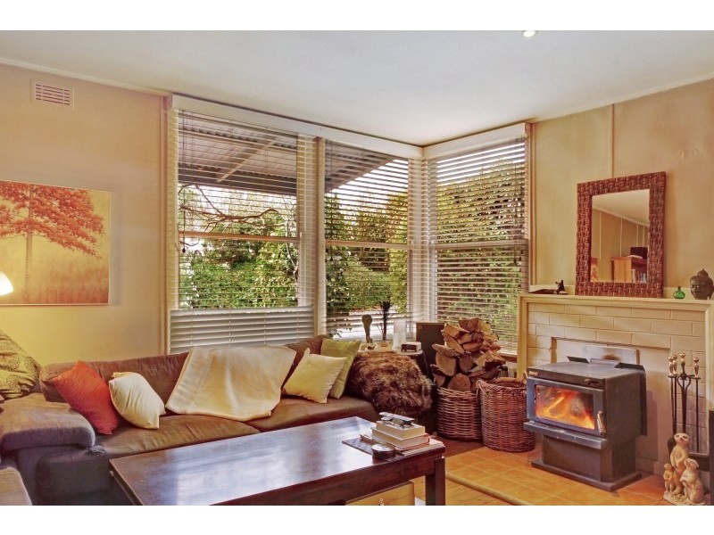 8 Swan Street, Robertson NSW 2577