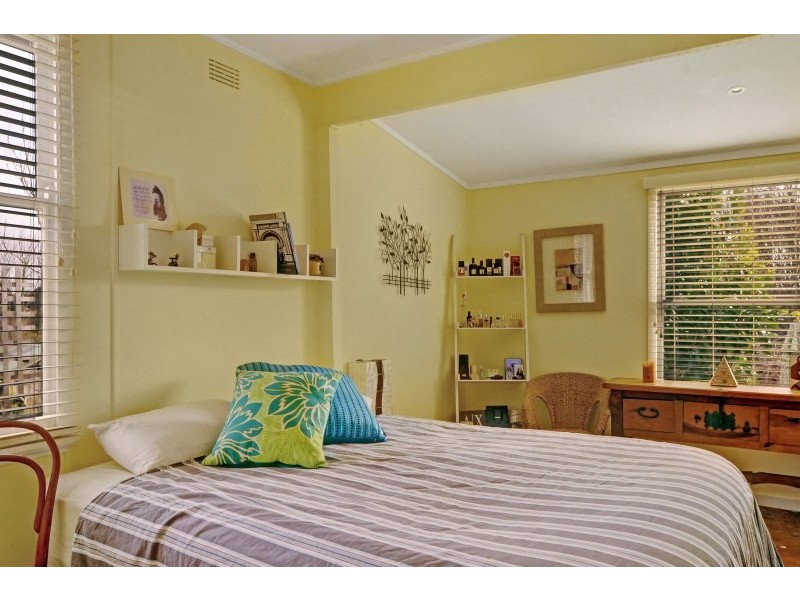 8 Swan Street, Robertson NSW 2577