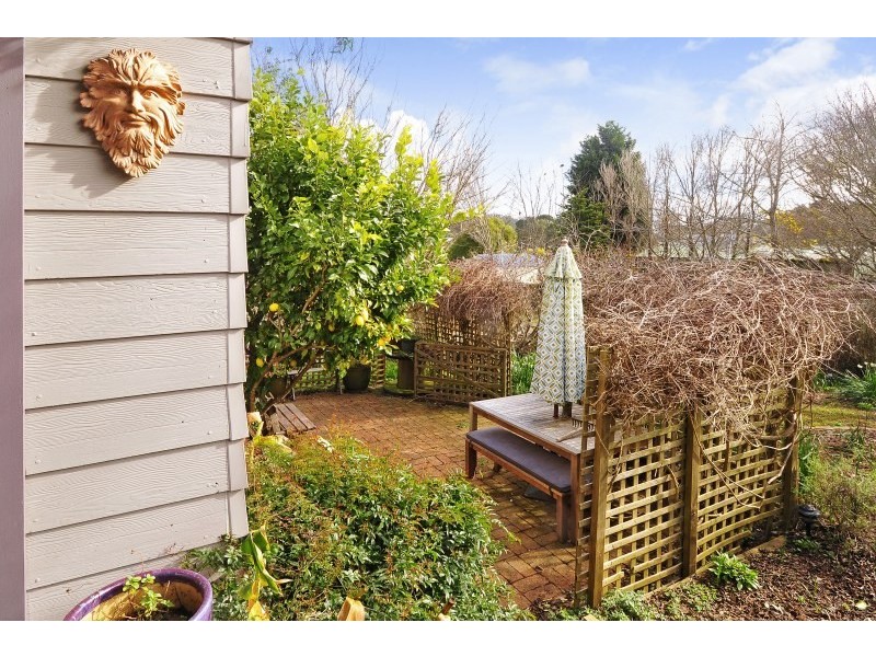 8 Swan Street, Robertson NSW 2577