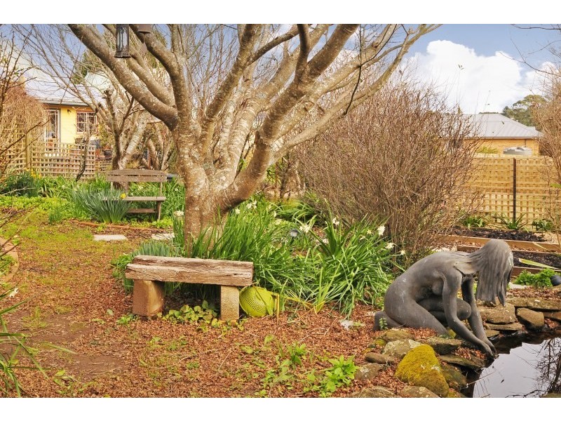 8 Swan Street, Robertson NSW 2577