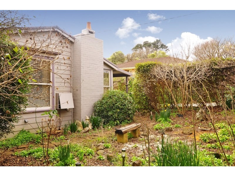 8 Swan Street, Robertson NSW 2577