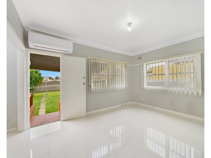 6 Russell Street, Greenacre NSW 2190