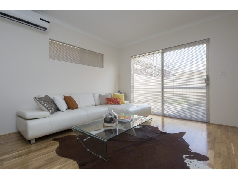 1/8 Pearl Road, Cloverdale WA 6105