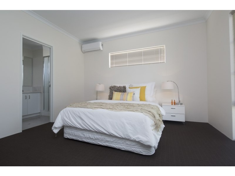 1/8 Pearl Road, Cloverdale WA 6105