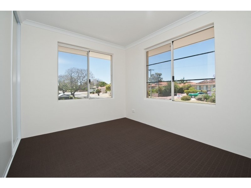 1/8 Pearl Road, Cloverdale WA 6105