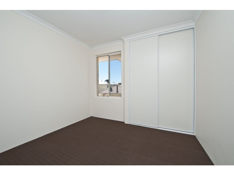 1/8 Pearl Road, Cloverdale WA 6105