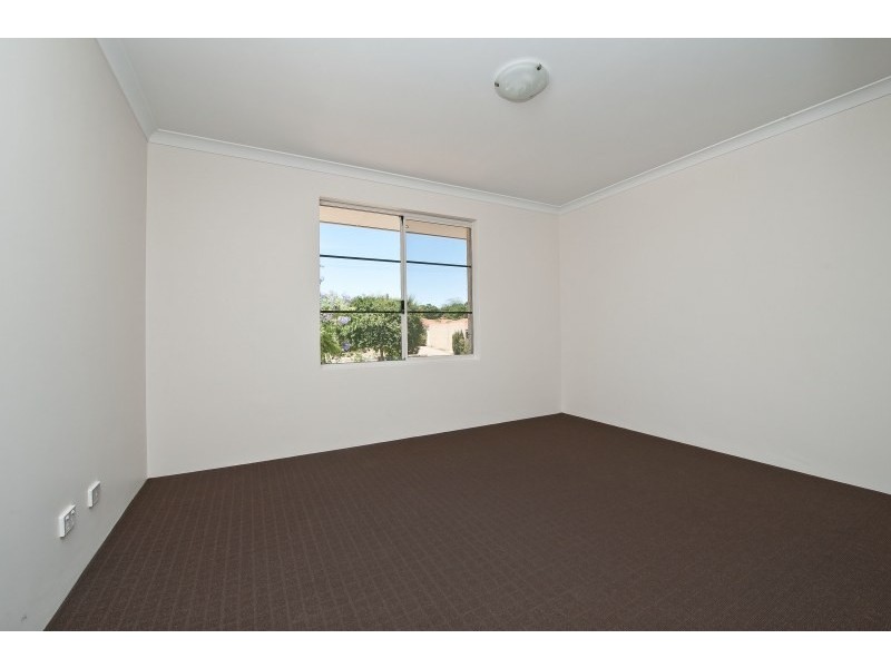 1/8 Pearl Road, Cloverdale WA 6105