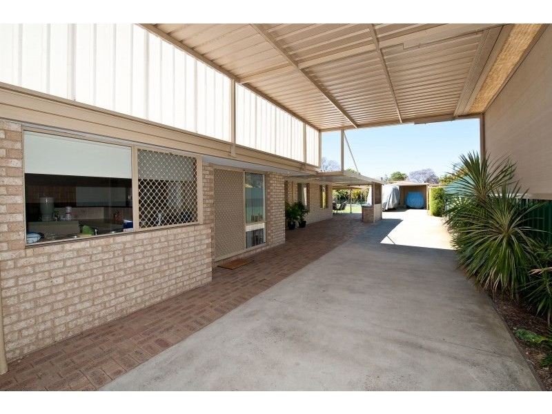 15 Pearl Road, Cloverdale WA 6105