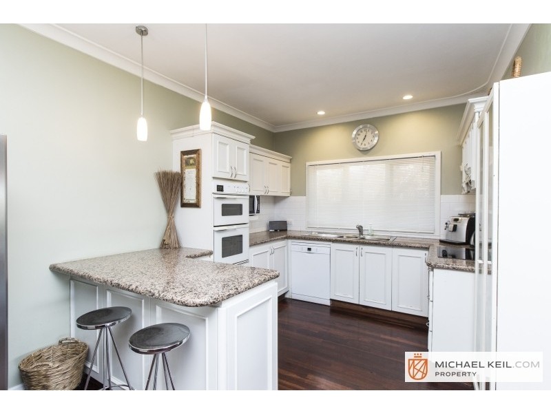 25 Oakland Avenue, Cloverdale WA 6105