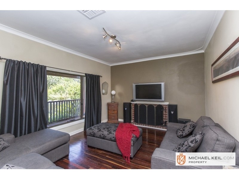 25 Oakland Avenue, Cloverdale WA 6105