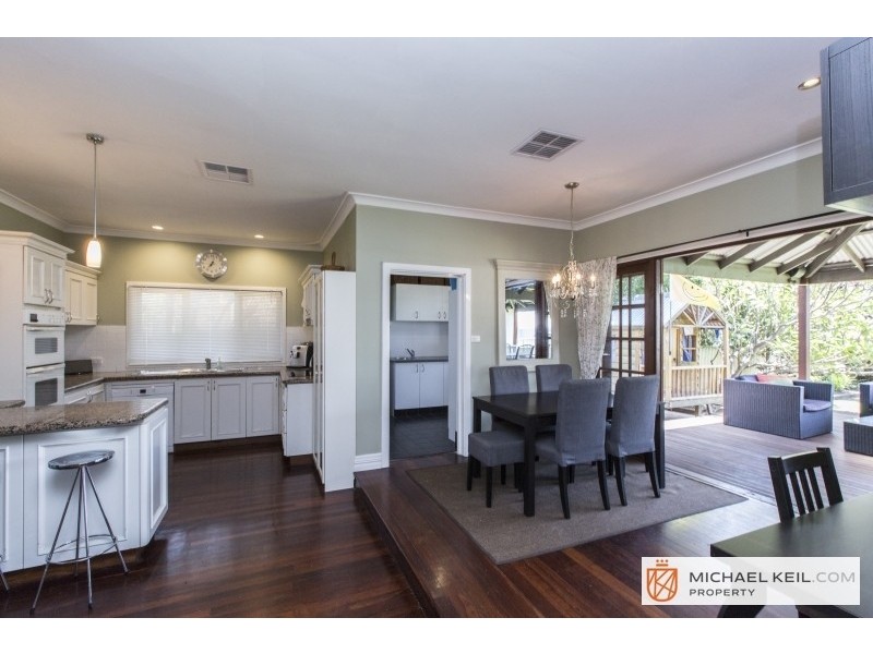 25 Oakland Avenue, Cloverdale WA 6105