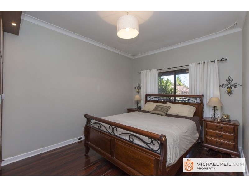 25 Oakland Avenue, Cloverdale WA 6105