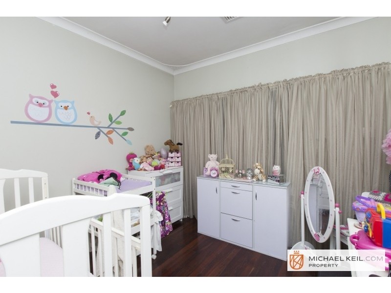 25 Oakland Avenue, Cloverdale WA 6105