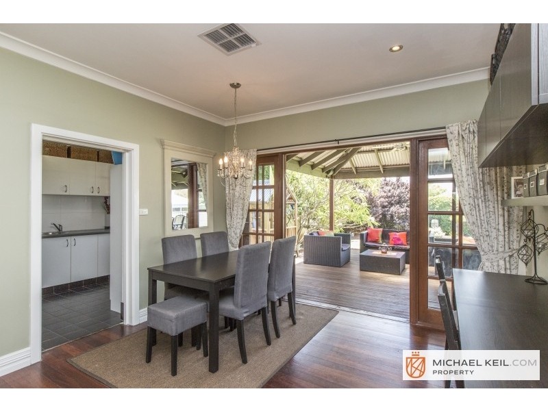 25 Oakland Avenue, Cloverdale WA 6105