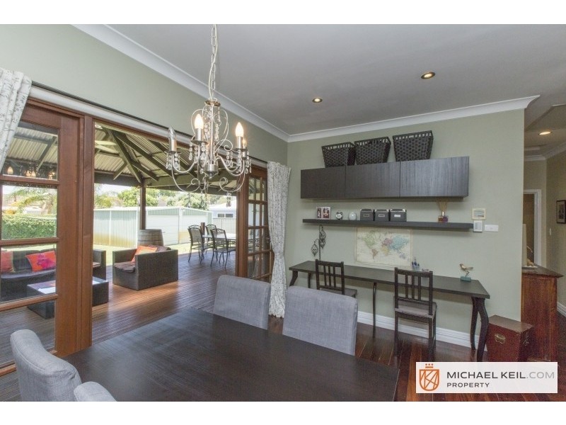 25 Oakland Avenue, Cloverdale WA 6105