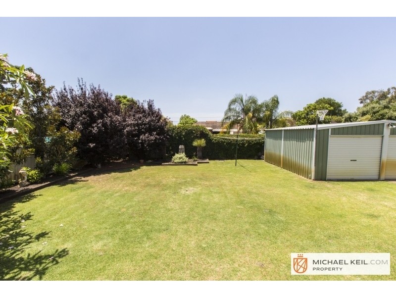 25 Oakland Avenue, Cloverdale WA 6105