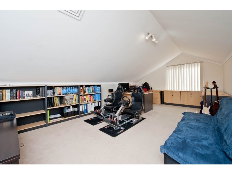 61 Pearl Road, Cloverdale WA 6105