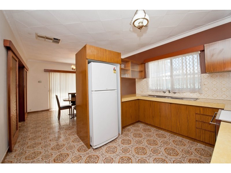 24 Whiteside Street, Cloverdale WA 6105