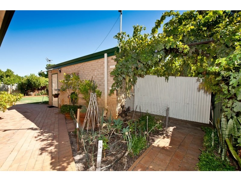 2 Walsh Ave, Redcliffe WA 6104