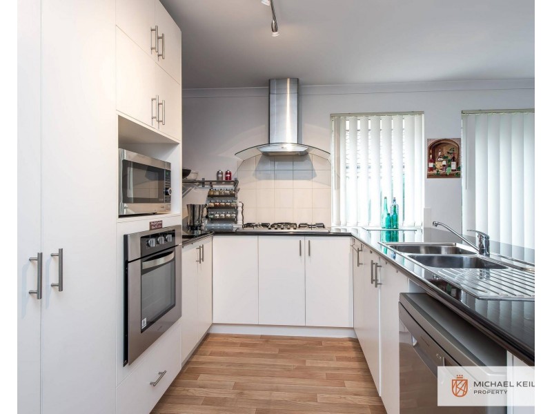 33 Serisier Parkway, Queens Park WA 6107